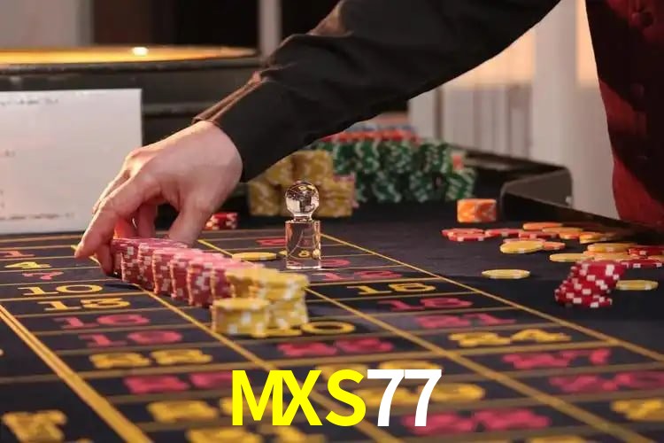 Una escena digital vívida inspirada en casino con MXS77 mostrado prominentemente, luces brillantes, fichas, cartas y acentos dorados.